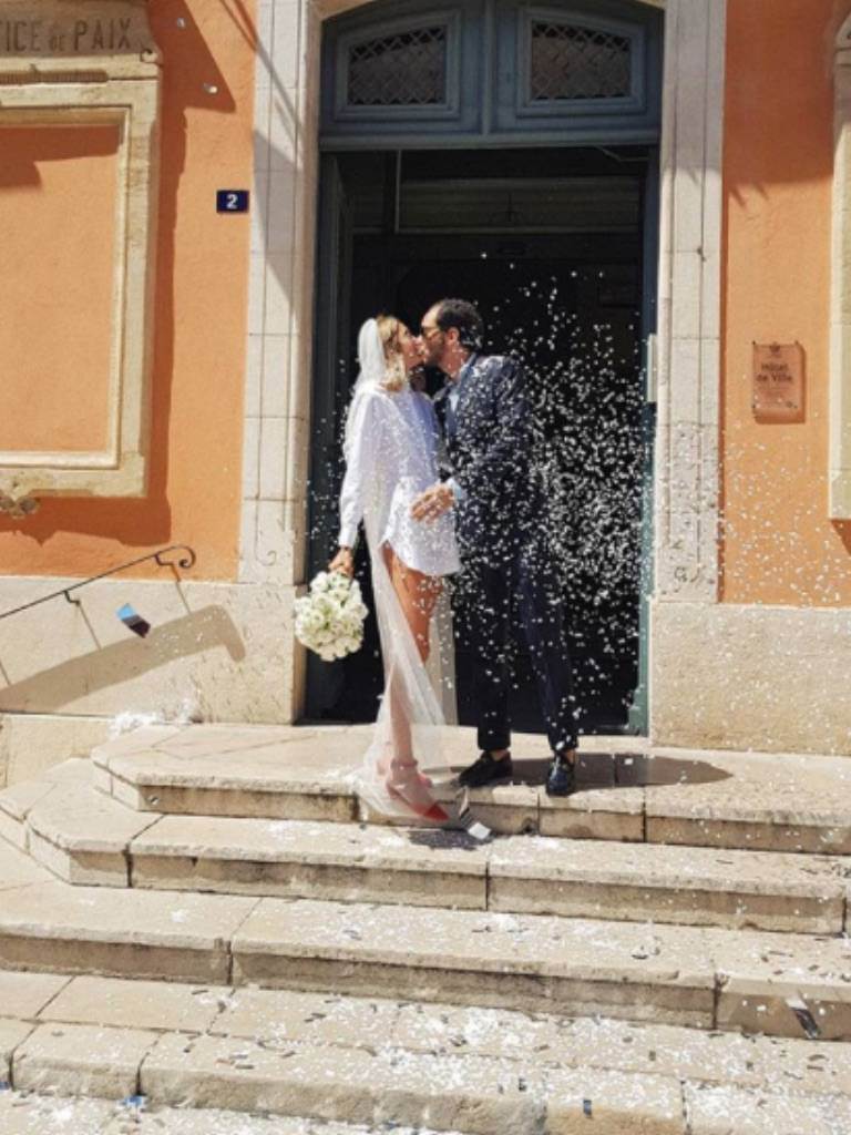 Lolita Jacobs si sposa in camicia bianca e flat Manolo Blahnik rosse: super  glam - Weddings