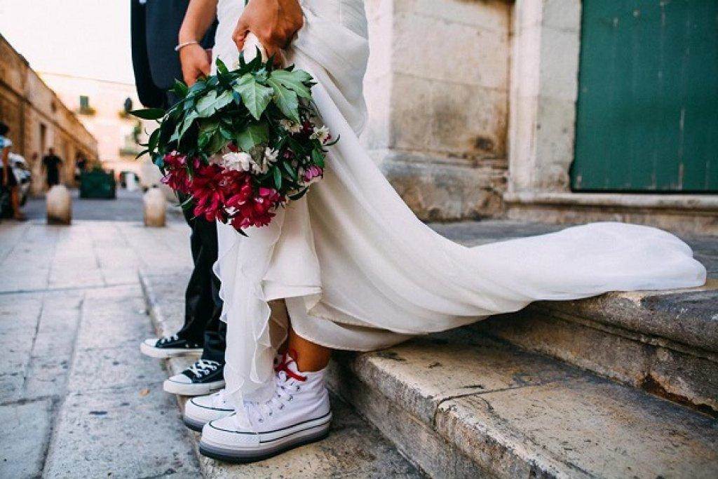 scarpe sposo converse ph by blog di moda - Weddings كفر محبل